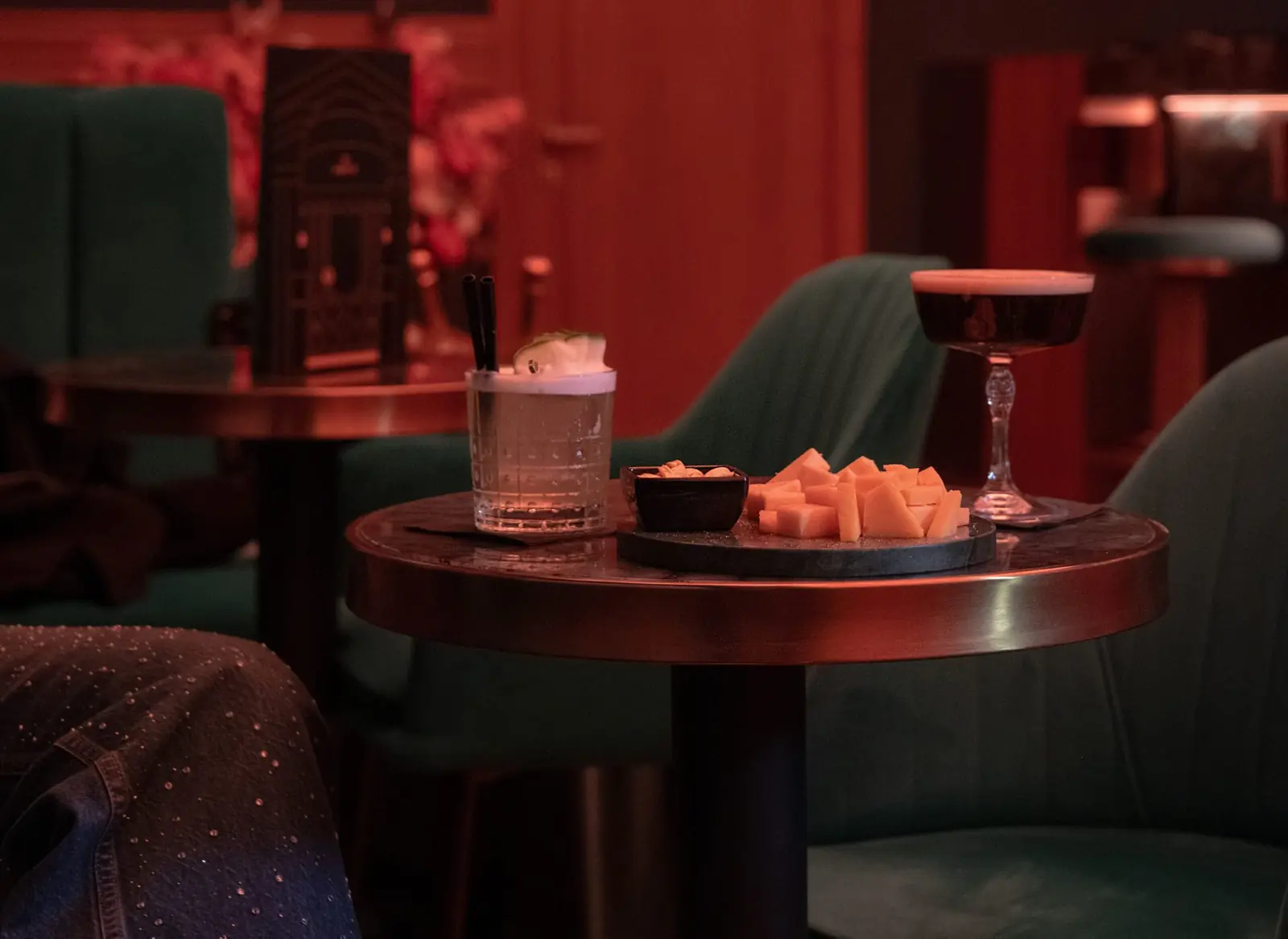 Een tafel klaar voor gasten bij Mayfair