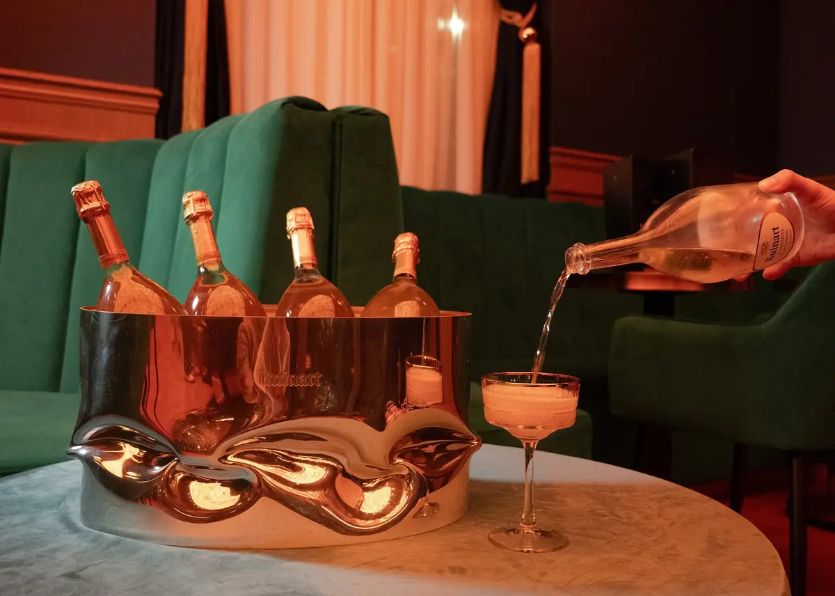 Ruinart-champagne in een koeler aan tafel bij Mayfair